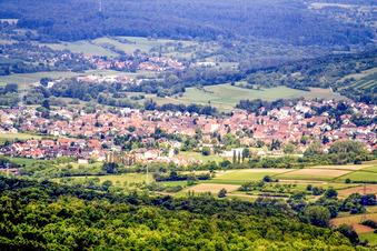 Vue aérienne de Du sud-est à le quartier Dietlingen in Keltern dans le département Bade-Wurtemberg, Allemagne