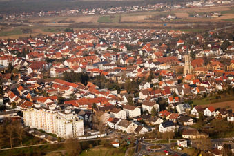 Vue aérienne de Vue des rues et des maisons dans les quartiers résidentiels à Brühl dans le département Bade-Wurtemberg, Allemagne