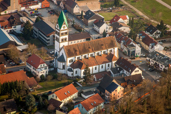 Vue aérienne de Église catholique au centre du village à Ketsch dans le département Bade-Wurtemberg, Allemagne