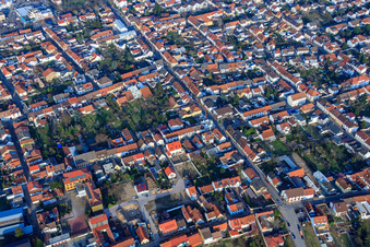 Vue aérienne de Vue de la ville depuis l'ouest à Ketsch dans le département Bade-Wurtemberg, Allemagne