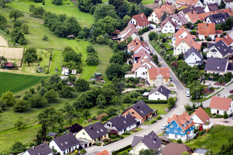 Vue aérienne de Mühlgasse à le quartier Obernhausen in Birkenfeld dans le département Bade-Wurtemberg, Allemagne