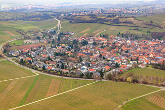 Vue aérienne de Village viticole en contrebas du Kleine Kalmit à Ilbesheim bei Landau dans le département Rhénanie-Palatinat, Allemagne