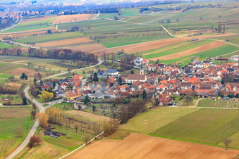Vue aérienne de Vue du village depuis le nord à Göcklingen dans le département Rhénanie-Palatinat, Allemagne