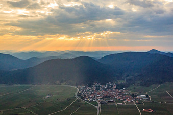 Vue aérienne de Village viticole au coucher du soleil au-dessus du Haardt à Eschbach dans le département Rhénanie-Palatinat, Allemagne