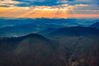 Vue aérienne de Coucher de soleil sur le Haardt à Eschbach dans le département Rhénanie-Palatinat, Allemagne