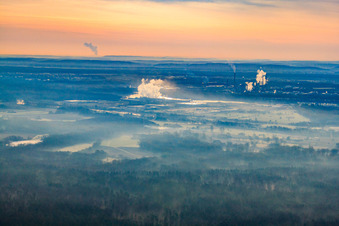 Vue aérienne de Zone industrielle d'Oberwald dans la brume matinale à Wörth am Rhein dans le département Rhénanie-Palatinat, Allemagne