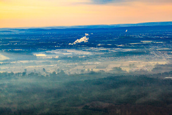 Vue aérienne de Zone industrielle d'Oberwald dans la brume matinale à Wörth am Rhein dans le département Rhénanie-Palatinat, Allemagne