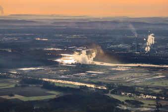 Photographie aérienne de Zone industrielle d'Oberwald dans la brume matinale à Wörth am Rhein dans le département Rhénanie-Palatinat, Allemagne