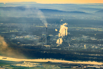 Vue aérienne de MIRO dans la brume matinale à le quartier Knielingen in Karlsruhe dans le département Bade-Wurtemberg, Allemagne