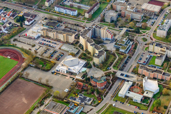 Vue aérienne de Quartier de Dorchberg, place de l'hôtel de ville et salle des fêtes de Wörth à Wörth am Rhein dans le département Rhénanie-Palatinat, Allemagne