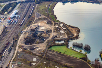 Vue aérienne de Ensacheuse de gravier au lac Schauffele à Wörth am Rhein dans le département Rhénanie-Palatinat, Allemagne