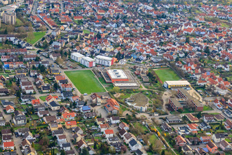 Vue aérienne de Centre communautaire, Tullahalle et Tullaschule à le quartier Maximiliansau in Wörth am Rhein dans le département Rhénanie-Palatinat, Allemagne