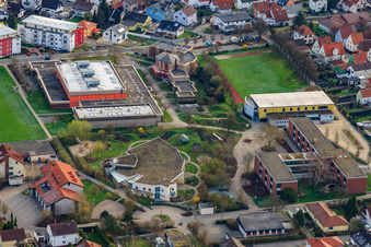 Vue aérienne de Centre communautaire, Tullahalle et Tullaschule à le quartier Maximiliansau in Wörth am Rhein dans le département Rhénanie-Palatinat, Allemagne