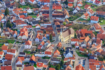 Vue aérienne de Église catholique de l'Assomption de Marie à le quartier Maximiliansau in Wörth am Rhein dans le département Rhénanie-Palatinat, Allemagne