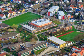 Photographie aérienne de Centre communautaire, Tullahalle et Tullaschule à le quartier Maximiliansau in Wörth am Rhein dans le département Rhénanie-Palatinat, Allemagne