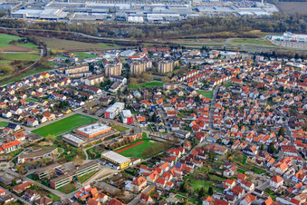 Vue oblique de Centre communautaire, Tullahalle et Tullaschule à le quartier Maximiliansau in Wörth am Rhein dans le département Rhénanie-Palatinat, Allemagne