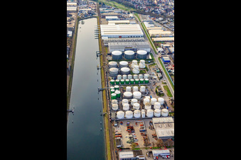 Vue aérienne de Oiltanking Deutschland GmbH & Co. KG dans le port du Rhin Karlsruhe sur la Fettweisstraße à le quartier Mühlburg in Karlsruhe dans le département Bade-Wurtemberg, Allemagne