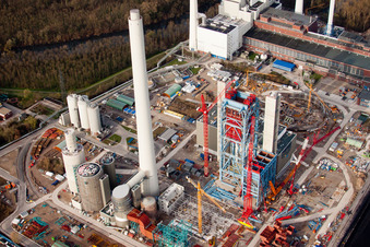 Vue aérienne de Installations de la centrale électrique et tours d'échappement de la centrale de cogénération EnBW Energie Baden-Württemberg AG - Centrale à vapeur de Rheinhafen Karlsruhe sur la Fettweisstrasse à le quartier Daxlanden in Karlsruhe dans le département Bade-Wurtemberg, Allemagne