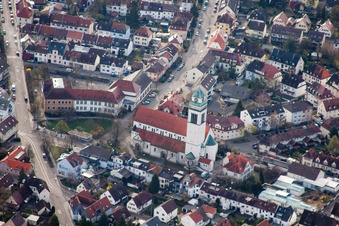 Vue oblique de Église du Saint-Esprit à le quartier Daxlanden in Karlsruhe dans le département Bade-Wurtemberg, Allemagne