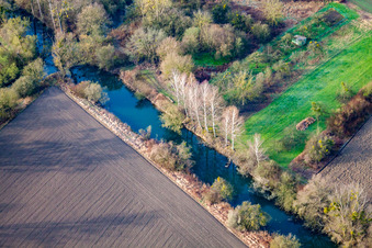 Vue aérienne de Fossé du réservoir à le quartier Neuburgweier in Rheinstetten dans le département Bade-Wurtemberg, Allemagne