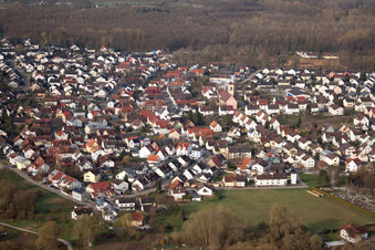 Vue aérienne de Vue sur le village à le quartier Neuburgweier in Rheinstetten dans le département Bade-Wurtemberg, Allemagne