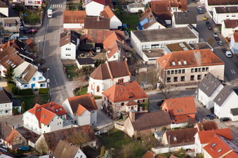 Vue aérienne de Chapelle Sainte-Ursule à le quartier Neuburgweier in Rheinstetten dans le département Bade-Wurtemberg, Allemagne