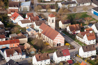 Vue aérienne de Église Sainte-Ursule à le quartier Neuburgweier in Rheinstetten dans le département Bade-Wurtemberg, Allemagne