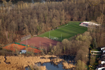 Vue aérienne de Terrain de football et courts de tennis à le quartier Neuburgweier in Rheinstetten dans le département Bade-Wurtemberg, Allemagne