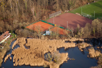 Vue aérienne de Terrain de football et courts de tennis à le quartier Neuburgweier in Rheinstetten dans le département Bade-Wurtemberg, Allemagne