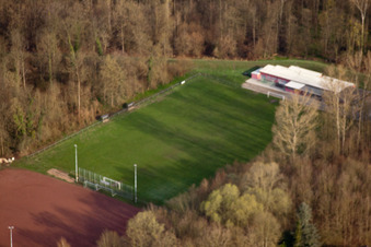 Photographie aérienne de Terrain de football et courts de tennis à le quartier Neuburgweier in Rheinstetten dans le département Bade-Wurtemberg, Allemagne