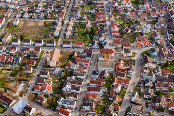 Vue aérienne de Markgrafenstr à le quartier Neuburgweier in Rheinstetten dans le département Bade-Wurtemberg, Allemagne