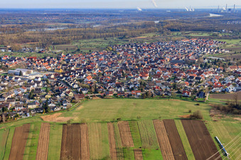 Vue aérienne de Vue de la ville depuis le sud, montrant la Rheinauhalle et l'école. à Au am Rhein dans le département Bade-Wurtemberg, Allemagne