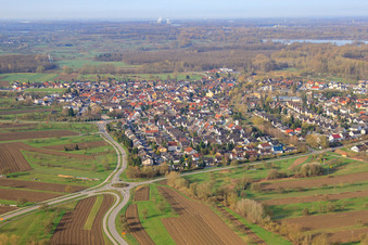 Vue aérienne de Du nord-est à le quartier Illingen in Elchesheim-Illingen dans le département Bade-Wurtemberg, Allemagne