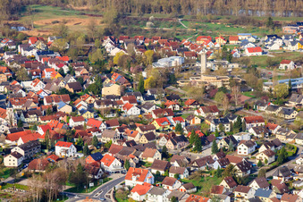 Vue aérienne de Église du Saint-Esprit à le quartier Illingen in Elchesheim-Illingen dans le département Bade-Wurtemberg, Allemagne