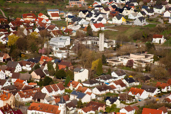 Vue aérienne de Église du Saint-Esprit à le quartier Illingen in Elchesheim-Illingen dans le département Bade-Wurtemberg, Allemagne