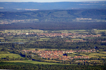 Vue aérienne de Vue du village depuis l'ouest à Neuburg am Rhein dans le département Rhénanie-Palatinat, Allemagne