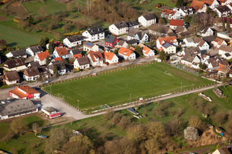 Vue aérienne de Terrain de sport à le quartier Illingen in Elchesheim-Illingen dans le département Bade-Wurtemberg, Allemagne