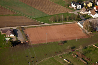 Vue aérienne de Terrain dur à le quartier Illingen in Elchesheim-Illingen dans le département Bade-Wurtemberg, Allemagne