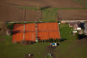 Vue aérienne de Court de tennis à le quartier Illingen in Elchesheim-Illingen dans le département Bade-Wurtemberg, Allemagne