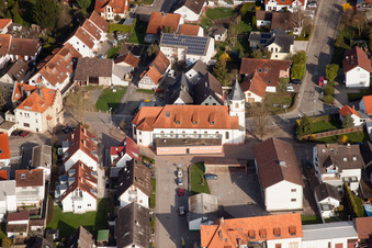 Vue aérienne de Église à le quartier Illingen in Elchesheim-Illingen dans le département Bade-Wurtemberg, Allemagne