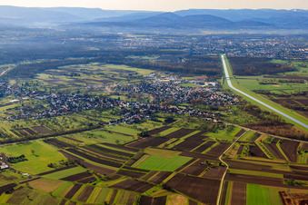 Vue aérienne de Vue du village sur la Murg depuis le nord à Steinmauern dans le département Bade-Wurtemberg, Allemagne