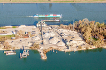 Vue aérienne de Terrain et zones de recouvrement de la mine de gravier à ciel ouvert entre le Rhin et le canal de l'Or à Steinmauern dans le département Bade-Wurtemberg, Allemagne
