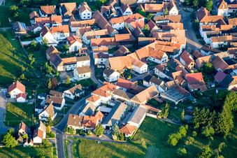 Vue aérienne de Dorfbrunnenstr à le quartier Büchelberg in Wörth am Rhein dans le département Rhénanie-Palatinat, Allemagne