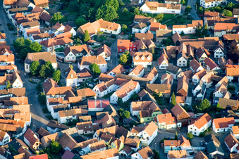 Vue aérienne de Bâtiment d'église au centre du village à le quartier Büchelberg in Wörth am Rhein dans le département Rhénanie-Palatinat, Allemagne