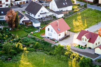 Vue aérienne de À la fontaine du forgeron à le quartier Büchelberg in Wörth am Rhein dans le département Rhénanie-Palatinat, Allemagne