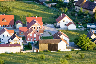 Vue aérienne de À la fontaine du forgeron à le quartier Büchelberg in Wörth am Rhein dans le département Rhénanie-Palatinat, Allemagne