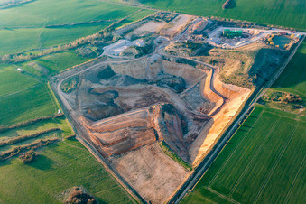 Vue aérienne de Mine à ciel ouvert de Heidelberg Materials Mineralik à le quartier Bittstädt in Amt Wachsenburg dans le département Thuringe, Allemagne