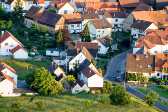 Vue aérienne de Dorfbrunnenstr à le quartier Büchelberg in Wörth am Rhein dans le département Rhénanie-Palatinat, Allemagne