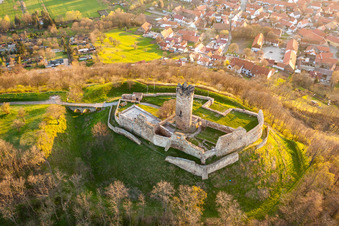 Ruines et vestiges des murs de l'ancien château et forteresse de Mühlburg à le quartier Mühlberg in Drei Gleichen dans le département Thuringe, Allemagne hors des airs