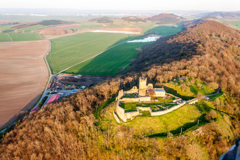 Ruines et vestiges des murs de l'ancien château et forteresse de Mühlburg à le quartier Mühlberg in Drei Gleichen dans le département Thuringe, Allemagne vue d'en haut